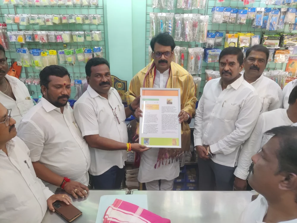 பாரதிய ஜனதா கட்சியின் SC அணி தேசிய செயலாளர் மரியாதைக்குரிய திரு.வெங்கடேஷ்மெளரியா அவர்கள் இன்று என்னை நேரில் சந்திக்க வருகை புரிந்தப்போது அவர்களிடத்தில் பரதவர் முன்னேற்றப் பேரவை சார்பாக பரதவர் இன மீனவர்களை பழங்குடியினர் பட்டியலில் இணைக்ககோரிக்கை கொடுத்தோம்