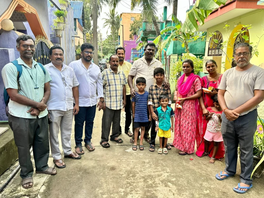 மிக்ஜாம் புயலில் பாதிக்கப்பட்ட எண்ணூர் முல்லை  நகர் பகுதி மக்களுக்கு குடிதண்ணீர், பால் பாக்கெட் பிஸ்கட் உணவு வழங்கிய போது திரு.டாக்டர்.சரத்ராஜ் ஜெயச்சந்திரன், திரு.வன்னிய ராஜன், அவர்களுடன் நான்.