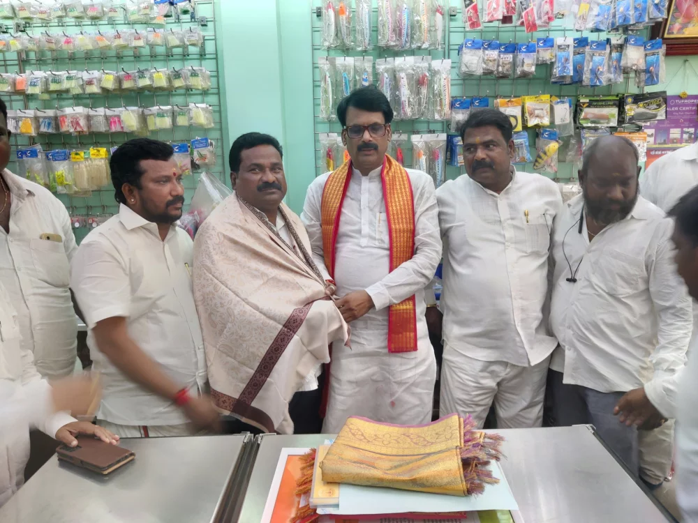 பாரதிய ஜனதா கட்சியின் SC அணி தேசிய செயலாளர் மரியாதைக்குரிய திரு.வெங்கடேஷ்மெளரியா அவர்கள் இன்று என்னை நேரில் சந்திக்க வருகை புரிந்தப்போது அவர்களிடத்தில் பரதவர் முன்னேற்றப் பேரவை சார்பாக பரதவர் இன மீனவர்களை பழங்குடியினர் பட்டியலில் இணைக்ககோரிக்கை கொடுத்தோம்