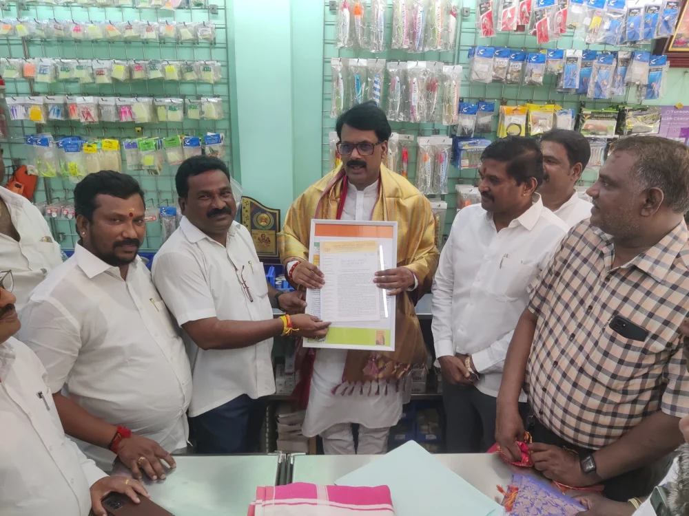 பாரதிய ஜனதா கட்சியின் SC அணி தேசிய செயலாளர் மரியாதைக்குரிய திரு.வெங்கடேஷ்மெளரியா அவர்கள் இன்று என்னை நேரில் சந்திக்க வருகை புரிந்தப்போது அவர்களிடத்தில் பரதவர் முன்னேற்றப் பேரவை சார்பாக பரதவர் இன மீனவர்களை பழங்குடியினர் பட்டியலில் இணைக்ககோரிக்கை கொடுத்தோம்