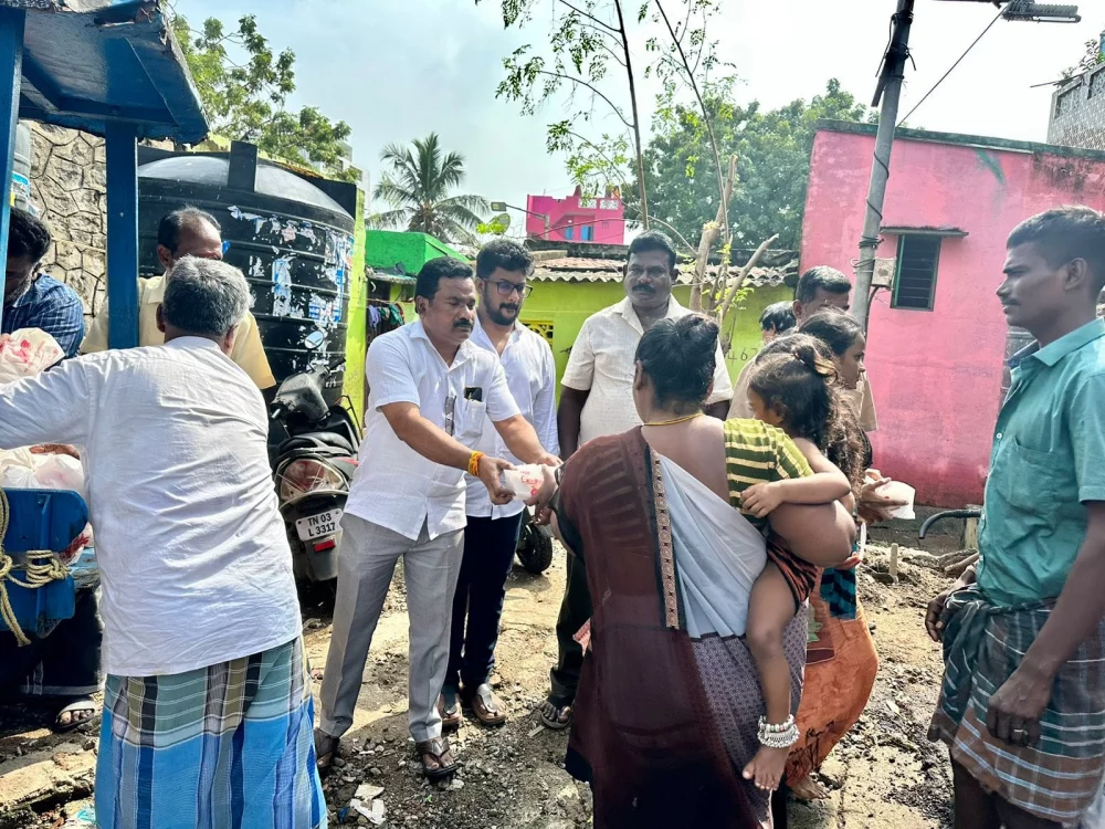 மிக்ஜாம் புயலில் பாதிக்கப்பட்ட காசிமேடு சிங்காரவேலர் நகர் பகுதி மக்களுக்கு உணவு வழங்கிய போது திரு.டாக்டர்.சரத்ராஜ் ஜெயச்சந்திரன், திரு.வன்னிய ராஜன், திரு.சங்கர் அவர்களுடன் நான்.