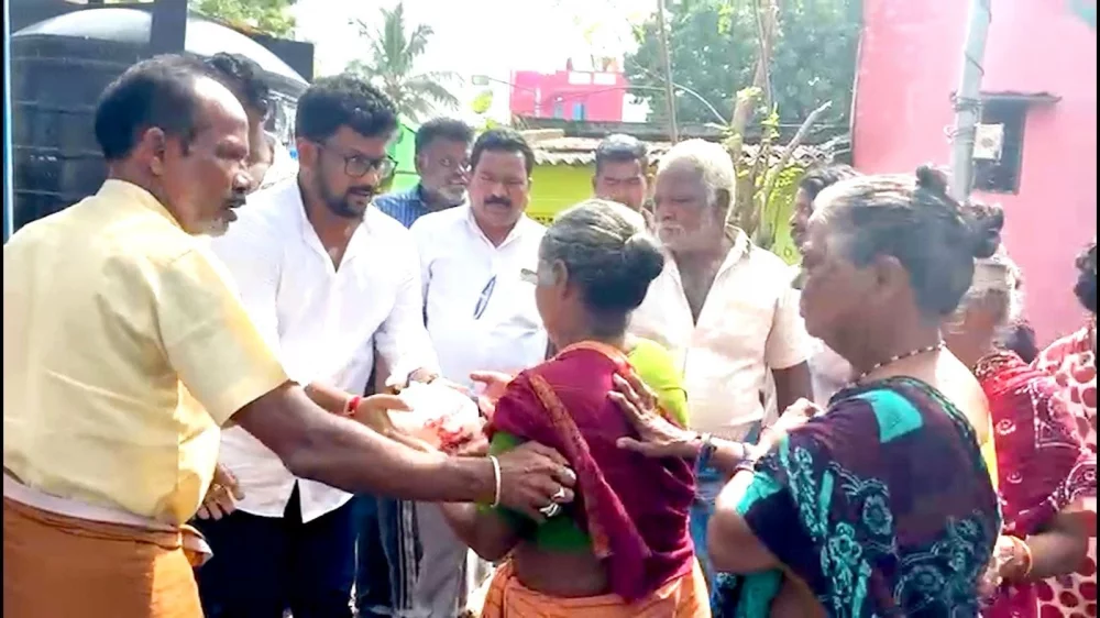 மிக்ஜாம் புயலில் பாதிக்கப்பட்ட காசிமேடு சிங்காரவேலர் நகர் பகுதி மக்களுக்கு உணவு வழங்கிய போது திரு.டாக்டர்.சரத்ராஜ் ஜெயச்சந்திரன், திரு.வன்னிய ராஜன், திரு.சங்கர் அவர்களுடன் நான்.