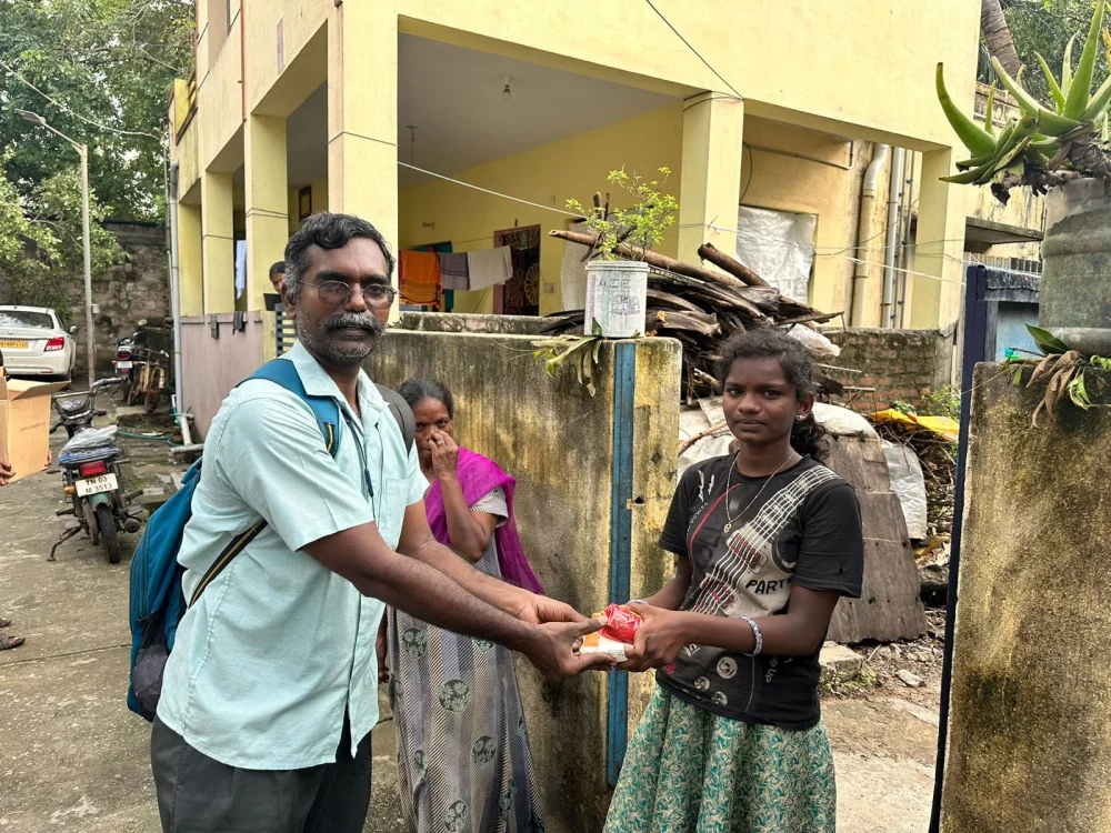 மிக்ஜாம் புயலில் பாதிக்கப்பட்ட எண்ணூர் முல்லை  நகர் பகுதி மக்களுக்கு குடிதண்ணீர், பால் பாக்கெட் பிஸ்கட் உணவு வழங்கிய போது திரு.டாக்டர்.சரத்ராஜ் ஜெயச்சந்திரன், திரு.வன்னிய ராஜன், அவர்களுடன் நான்.