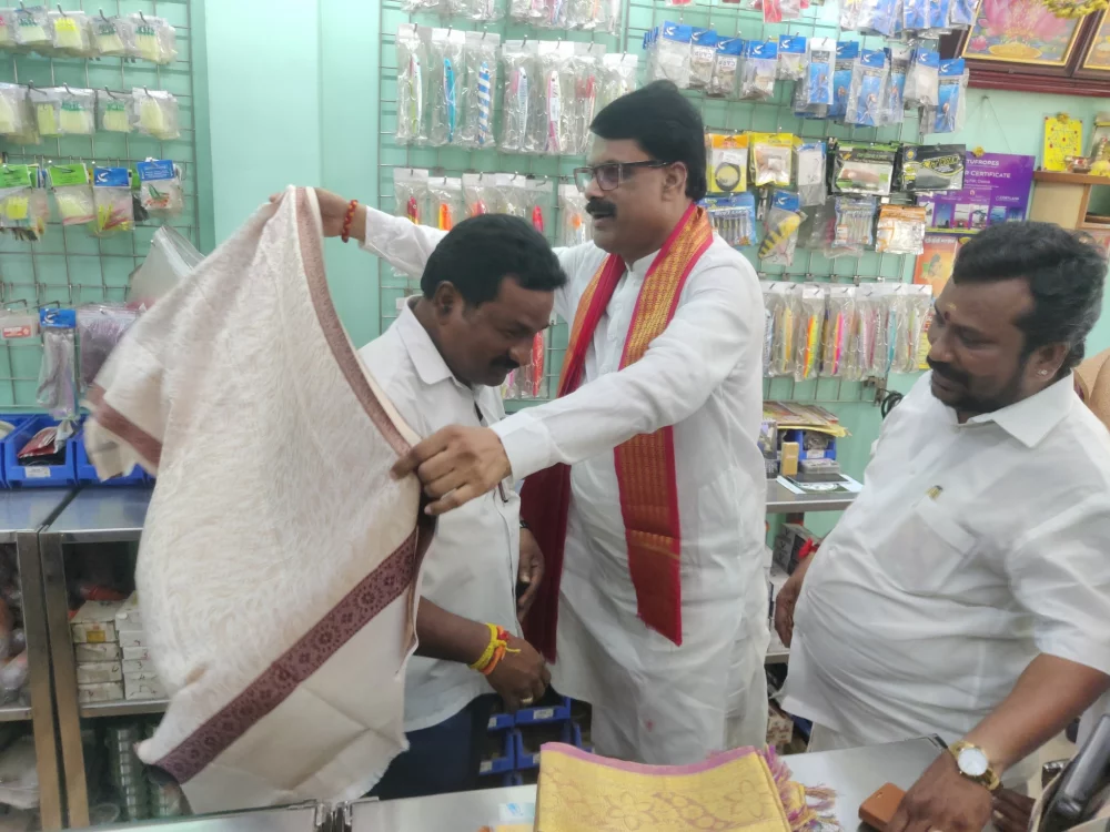 பாரதிய ஜனதா கட்சியின் SC அணி தேசிய செயலாளர் மரியாதைக்குரிய திரு.வெங்கடேஷ்மெளரியா அவர்கள் இன்று என்னை நேரில் சந்திக்க வருகை புரிந்தப்போது அவர்களிடத்தில் பரதவர் முன்னேற்றப் பேரவை சார்பாக பரதவர் இன மீனவர்களை பழங்குடியினர் பட்டியலில் இணைக்ககோரிக்கை கொடுத்தோம்