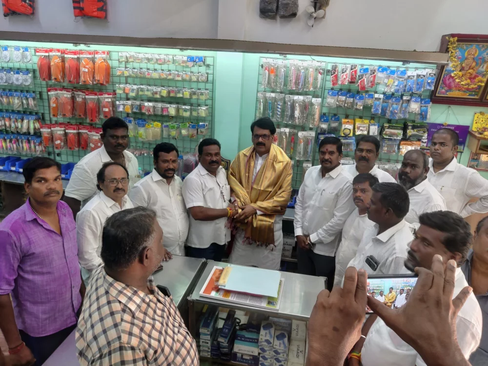 பாரதிய ஜனதா கட்சியின் SC அணி தேசிய செயலாளர் மரியாதைக்குரிய திரு.வெங்கடேஷ்மெளரியா அவர்கள் இன்று என்னை நேரில் சந்திக்க வருகை புரிந்தப்போது அவர்களிடத்தில் பரதவர் முன்னேற்றப் பேரவை சார்பாக பரதவர் இன மீனவர்களை பழங்குடியினர் பட்டியலில் இணைக்ககோரிக்கை கொடுத்தோம்