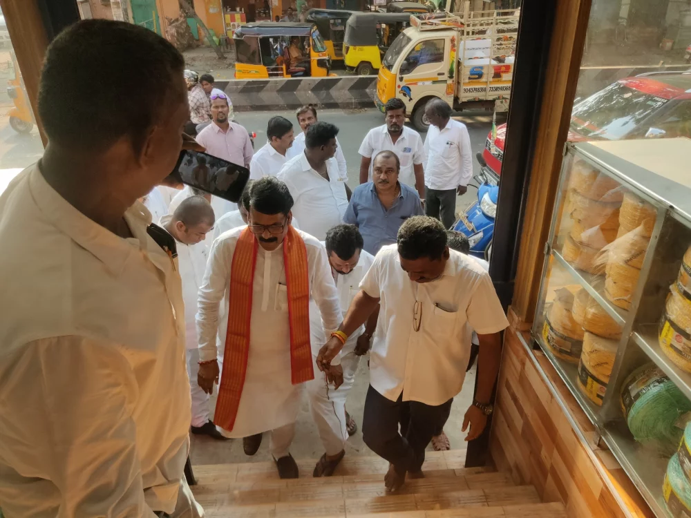 பாரதிய ஜனதா கட்சியின் SC அணி தேசிய செயலாளர் மரியாதைக்குரிய திரு.வெங்கடேஷ்மெளரியா அவர்கள் இன்று என்னை நேரில் சந்திக்க வருகை புரிந்தப்போது அவர்களிடத்தில் பரதவர் முன்னேற்றப் பேரவை சார்பாக பரதவர் இன மீனவர்களை பழங்குடியினர் பட்டியலில் இணைக்ககோரிக்கை கொடுத்தோம்