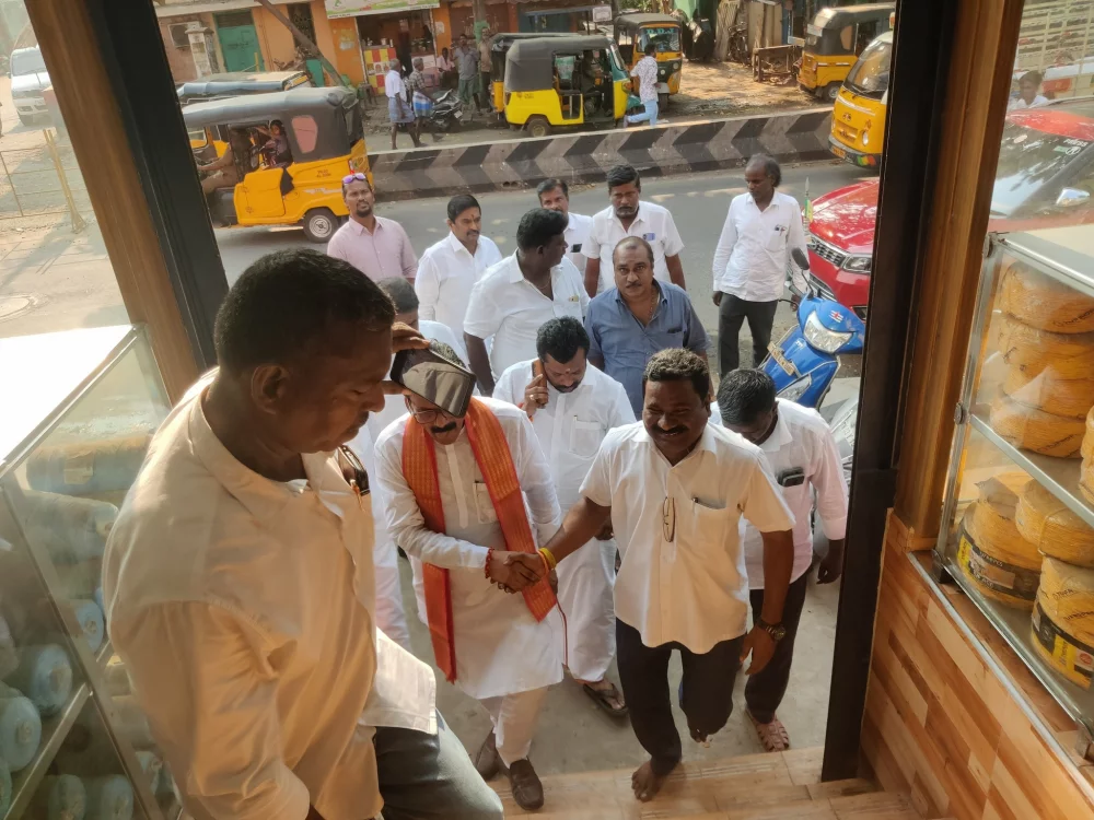 பாரதிய ஜனதா கட்சியின் SC அணி தேசிய செயலாளர் மரியாதைக்குரிய திரு.வெங்கடேஷ்மெளரியா அவர்கள் இன்று என்னை நேரில் சந்திக்க வருகை புரிந்தப்போது அவர்களிடத்தில் பரதவர் முன்னேற்றப் பேரவை சார்பாக பரதவர் இன மீனவர்களை பழங்குடியினர் பட்டியலில் இணைக்ககோரிக்கை கொடுத்தோம்