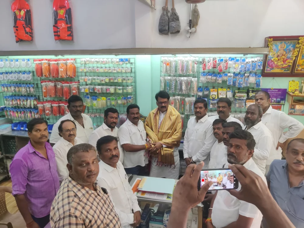 பாரதிய ஜனதா கட்சியின் SC அணி தேசிய செயலாளர் மரியாதைக்குரிய திரு.வெங்கடேஷ்மெளரியா அவர்கள் இன்று என்னை நேரில் சந்திக்க வருகை புரிந்தப்போது அவர்களிடத்தில் பரதவர் முன்னேற்றப் பேரவை சார்பாக பரதவர் இன மீனவர்களை பழங்குடியினர் பட்டியலில் இணைக்ககோரிக்கை கொடுத்தோம்