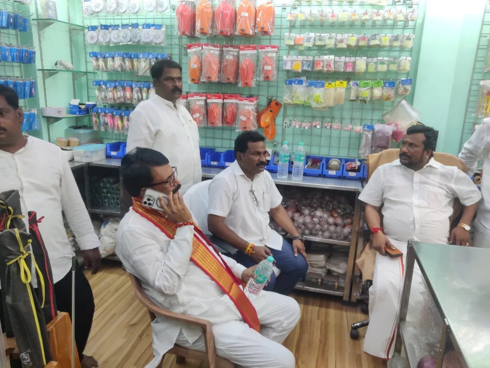 பாரதிய ஜனதா கட்சியின் SC அணி தேசிய செயலாளர் மரியாதைக்குரிய திரு.வெங்கடேஷ்மெளரியா அவர்கள் இன்று என்னை நேரில் சந்திக்க வருகை புரிந்தப்போது அவர்களிடத்தில் பரதவர் முன்னேற்றப் பேரவை சார்பாக பரதவர் இன மீனவர்களை பழங்குடியினர் பட்டியலில் இணைக்ககோரிக்கை கொடுத்தோம்