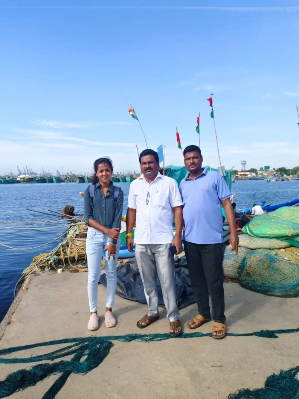 தூத்துக்குடி மாவட்டம் பெரிய தாழை மீனவ கிராம மீனவ பெண் சுபி  அவர்களுடன் சென்னை காசி மேடு மீன்பிடி துறைமுகத்தில் இருந்து.