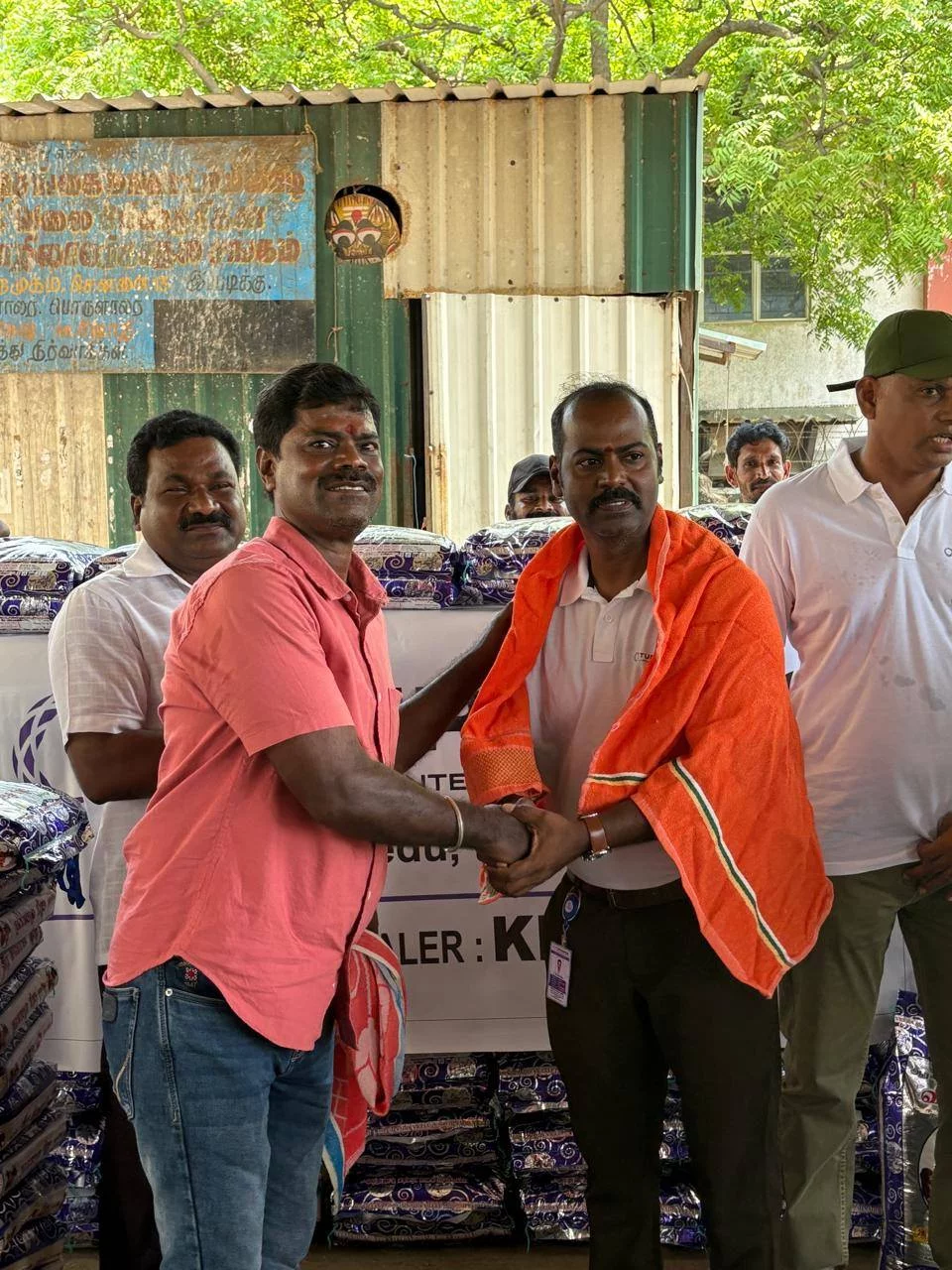 61 நாள்மீன்பிடி தடை காலத்தை முன்னிட்டு மீன்பிடி வலை மேஸ்திரிகள் சங்கத்தை சேர்ந்த உறுப்பினர்கள் அனைவருக்கும் மீன்பிடி தடைகால நிவாரணமாக அரிசி வழங்கப்பட்டது இந்தப் பங்களிப்பை டஃப்ரோப்ஸ் நிறுவனமும் அதன் டீலரான கிங் ஃபிஷ் நிறுவனத்துடன் இணைந்து வழங்கினோம்.