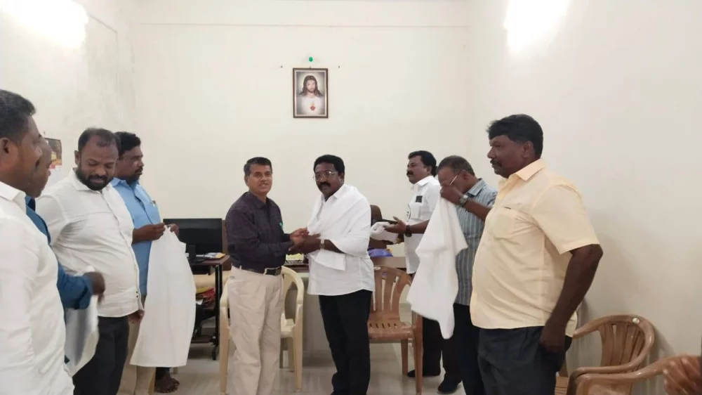 25.05.2025 அன்று தூத்துக்குடியில் தமிழ்நாடு நெய்தல் வியாபாரிகள் நல சங்கம் சார்பில் கௌரவிக்கப்பட்டு நினைவு பரிசு வழங்கிய போது.