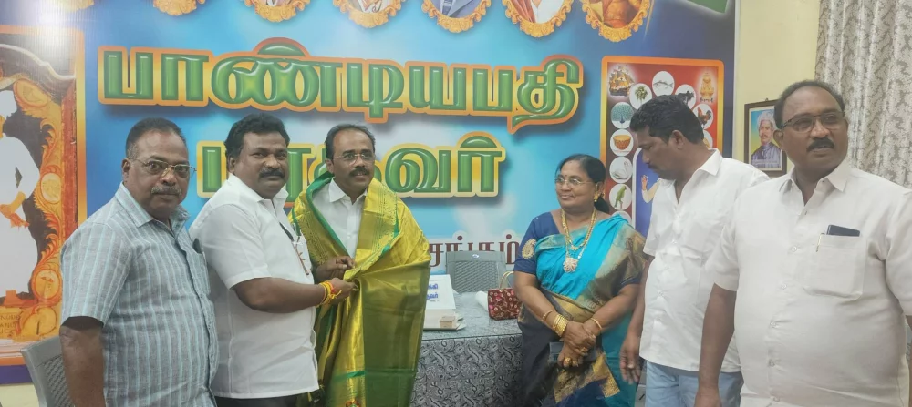25-05-2025 இன்று தூத்துக்குடியில் பாண்டியபதி பரதவர் தலைமை சங்கம் திறப்பு விழா சார்பாக நிர்வாகிகளை கௌரவித்த போது.