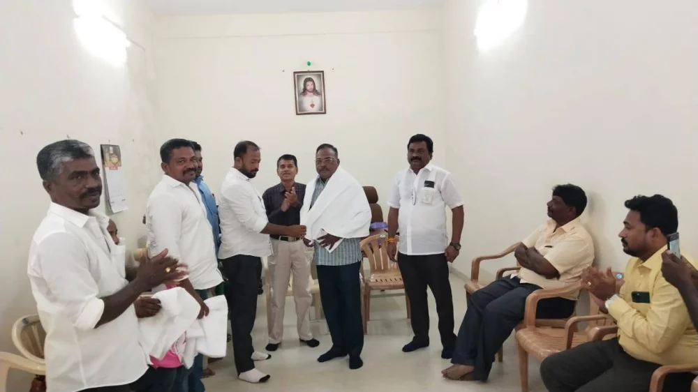 25.05.2025 அன்று தூத்துக்குடியில் தமிழ்நாடு நெய்தல் வியாபாரிகள் நல சங்கம் சார்பில் கௌரவிக்கப்பட்டு நினைவு பரிசு வழங்கிய போது.