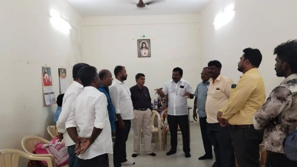 25.05.2025 அன்று தூத்துக்குடியில் தமிழ்நாடு நெய்தல் வியாபாரிகள் நல சங்கம் சார்பில் கௌரவிக்கப்பட்டு நினைவு பரிசு வழங்கிய போது.