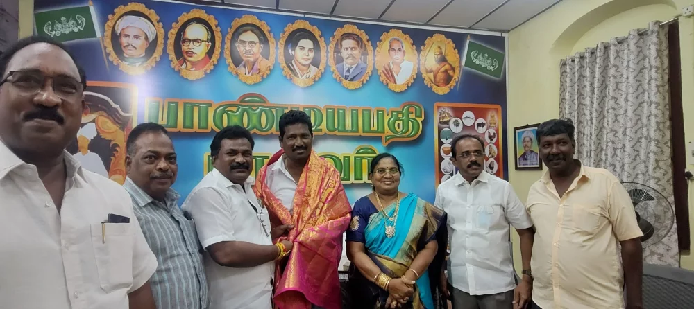 25-05-2025 இன்று தூத்துக்குடியில் பாண்டியபதி பரதவர் தலைமை சங்கம் திறப்பு விழா சார்பாக நிர்வாகிகளை கௌரவித்த போது.