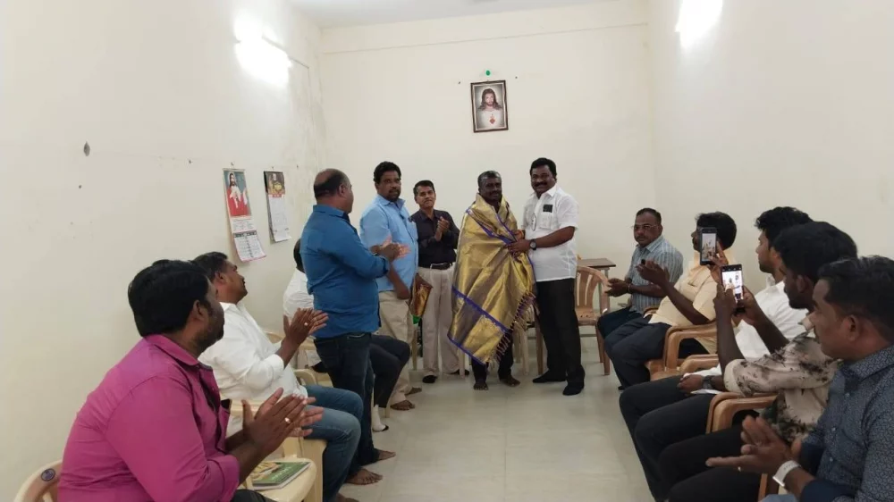 25.05.2025 அன்று தூத்துக்குடியில் தமிழ்நாடு நெய்தல் வியாபாரிகள் நல சங்கம் சார்பில் கௌரவிக்கப்பட்டு நினைவு பரிசு வழங்கிய போது.