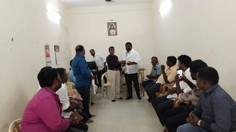 25.05.2025 அன்று தூத்துக்குடியில் தமிழ்நாடு நெய்தல் வியாபாரிகள் நல சங்கம் சார்பில் கௌரவிக்கப்பட்டு நினைவு பரிசு வழங்கிய போது.