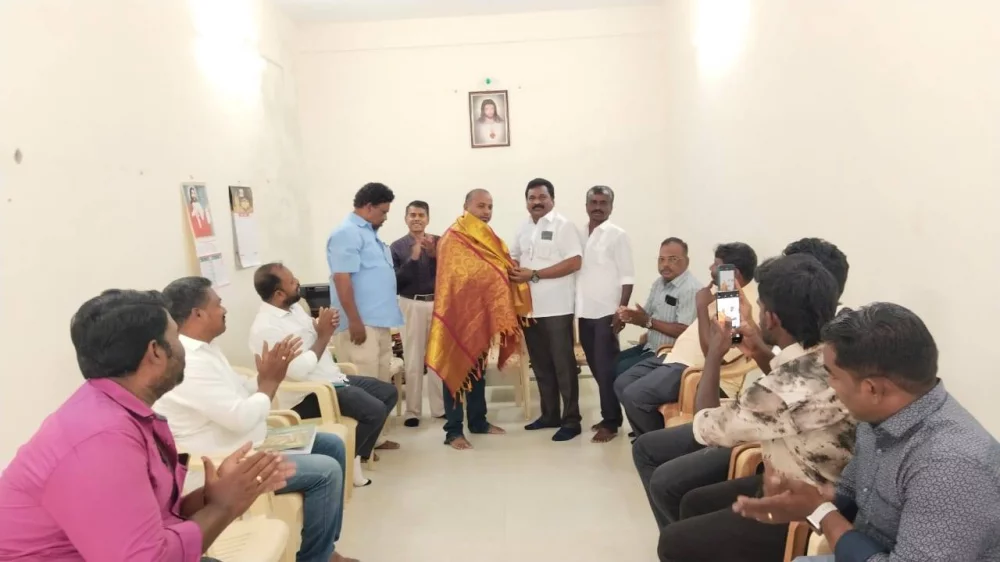 25.05.2025 அன்று தூத்துக்குடியில் தமிழ்நாடு நெய்தல் வியாபாரிகள் நல சங்கம் சார்பில் கௌரவிக்கப்பட்டு நினைவு பரிசு வழங்கிய போது.