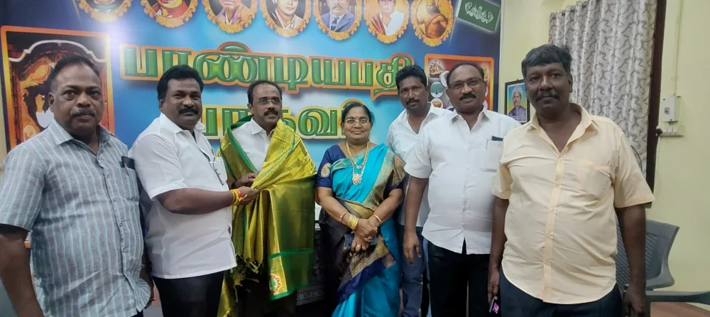 25-05-2025 இன்று தூத்துக்குடியில் பாண்டியபதி பரதவர் தலைமை சங்கம் திறப்பு விழா சார்பாக நிர்வாகிகளை கௌரவித்த போது.