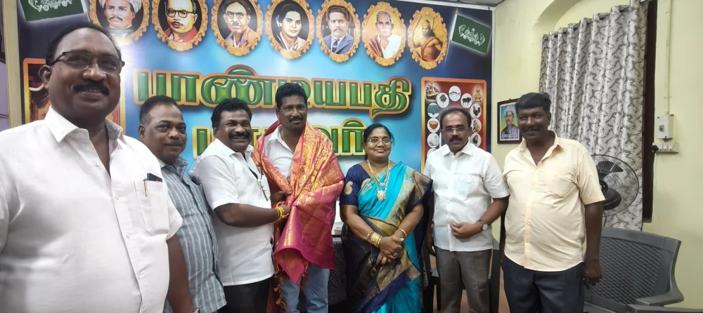 25-05-2025 இன்று தூத்துக்குடியில் பாண்டியபதி பரதவர் தலைமை சங்கம் திறப்பு விழா சார்பாக நிர்வாகிகளை கௌரவித்த போது.