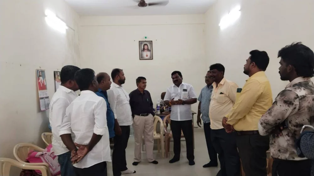 25.05.2025 அன்று தூத்துக்குடியில் தமிழ்நாடு நெய்தல் வியாபாரிகள் நல சங்கம் சார்பில் கௌரவிக்கப்பட்டு நினைவு பரிசு வழங்கிய போது.