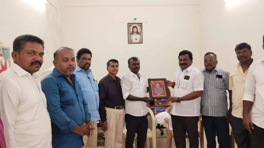 25.05.2025 அன்று தூத்துக்குடியில் தமிழ்நாடு நெய்தல் வியாபாரிகள் நல சங்கம் சார்பில் கௌரவிக்கப்பட்டு நினைவு பரிசு வழங்கிய போது.