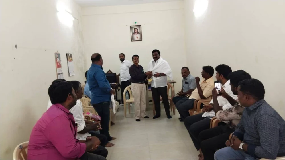 25.05.2025 அன்று தூத்துக்குடியில் தமிழ்நாடு நெய்தல் வியாபாரிகள் நல சங்கம் சார்பில் கௌரவிக்கப்பட்டு நினைவு பரிசு வழங்கிய போது.