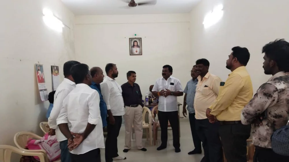 25.05.2025 அன்று தூத்துக்குடியில் தமிழ்நாடு நெய்தல் வியாபாரிகள் நல சங்கம் சார்பில் கௌரவிக்கப்பட்டு நினைவு பரிசு வழங்கிய போது.