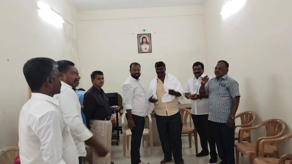 25.05.2025 அன்று தூத்துக்குடியில் தமிழ்நாடு நெய்தல் வியாபாரிகள் நல சங்கம் சார்பில் கௌரவிக்கப்பட்டு நினைவு பரிசு வழங்கிய போது.