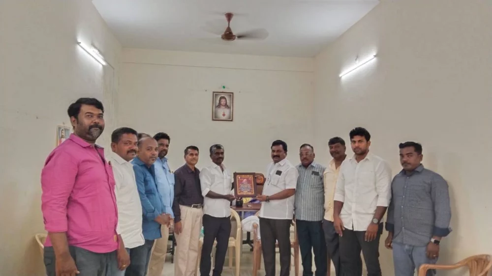 25.05.2025 அன்று தூத்துக்குடியில் தமிழ்நாடு நெய்தல் வியாபாரிகள் நல சங்கம் சார்பில் கௌரவிக்கப்பட்டு நினைவு பரிசு வழங்கிய போது.