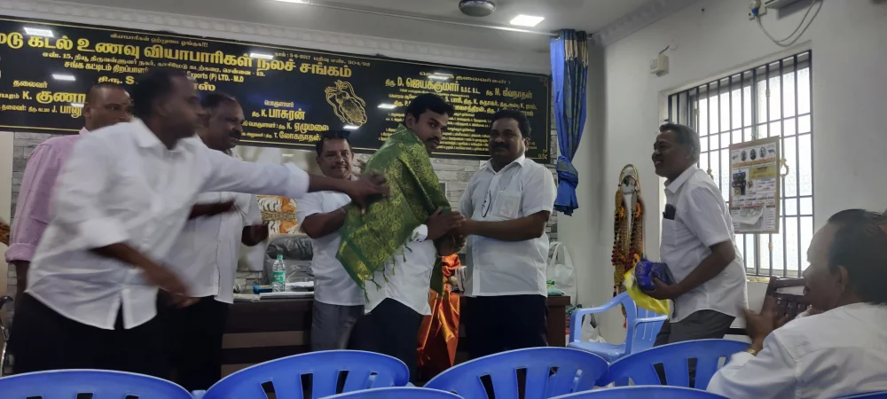 19-10-2025 காசிமேடு கடல் உணவு வியாபாரிகள் சங்கத்தில் புதிதாக தேர்ந்தெடுக்கப்பட்ட  புதிய நிர்வாகிகள் அறிமுக நிகழ்ச்சியில் கலந்து கொண்டு புதிதாக தேர்ந்தெடுக்கப்பட்ட நிர்வாகிகளை வாழ்த்தி நினைவுப் பரிசு வழங்கிய போது.