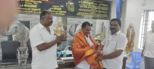 19-10-2025 காசிமேடு கடல் உணவு வியாபாரிகள் சங்கத்தில் புதிதாக தேர்ந்தெடுக்கப்பட்ட  புதிய நிர்வாகிகள் அறிமுக நிகழ்ச்சியில் கலந்து கொண்டு புதிதாக தேர்ந்தெடுக்கப்பட்ட நிர்வாகிகளை வாழ்த்தி நினைவுப் பரிசு வழங்கிய போது.