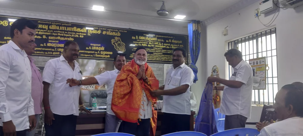 19-10-2025 காசிமேடு கடல் உணவு வியாபாரிகள் சங்கத்தில் புதிதாக தேர்ந்தெடுக்கப்பட்ட  புதிய நிர்வாகிகள் அறிமுக நிகழ்ச்சியில் கலந்து கொண்டு புதிதாக தேர்ந்தெடுக்கப்பட்ட நிர்வாகிகளை வாழ்த்தி நினைவுப் பரிசு வழங்கிய போது.