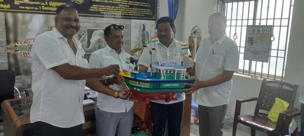 19-10-2025 காசிமேடு கடல் உணவு வியாபாரிகள் சங்கத்தில் புதிதாக தேர்ந்தெடுக்கப்பட்ட  புதிய நிர்வாகிகள் அறிமுக நிகழ்ச்சியில் கலந்து கொண்டு புதிதாக தேர்ந்தெடுக்கப்பட்ட நிர்வாகிகளை வாழ்த்தி நினைவுப் பரிசு வழங்கிய போது.