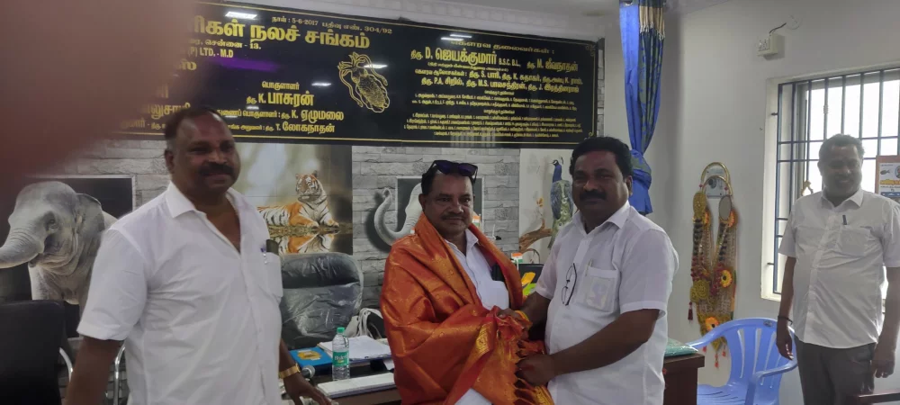 19-10-2025 காசிமேடு கடல் உணவு வியாபாரிகள் சங்கத்தில் புதிதாக தேர்ந்தெடுக்கப்பட்ட  புதிய நிர்வாகிகள் அறிமுக நிகழ்ச்சியில் கலந்து கொண்டு புதிதாக தேர்ந்தெடுக்கப்பட்ட நிர்வாகிகளை வாழ்த்தி நினைவுப் பரிசு வழங்கிய போது.