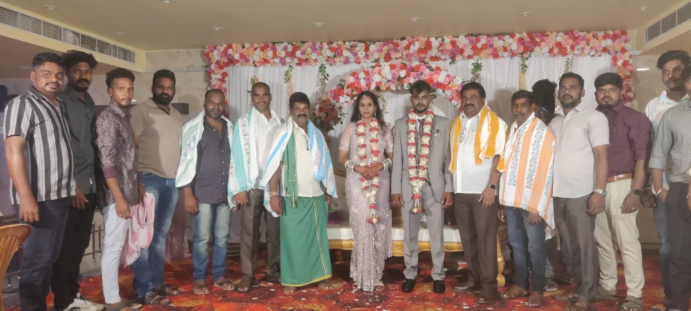 24/10/2025 இன்று கல்பாக்கத்தில் உள்ள ஸ்டார் மஹாலில் நடைபெற்ற திருமண வரவேற்பு நிகழ்ச்சியில் மணமகன் D.தென்னரசு என்ற சரத், மணமகள் M. சோபியா ஆகிய மணமக்களை வாழ்த்திய போது.