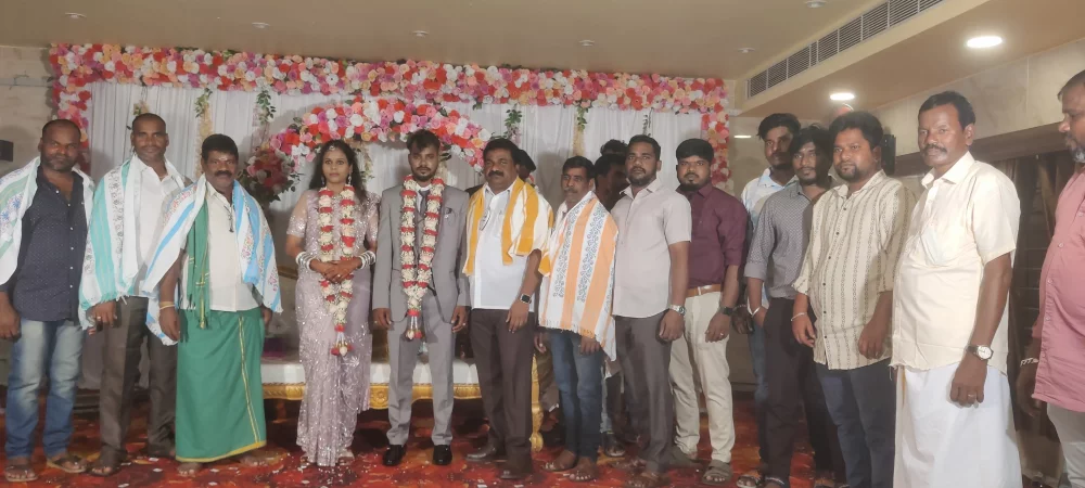 24/10/2025 இன்று கல்பாக்கத்தில் உள்ள ஸ்டார் மஹாலில் நடைபெற்ற திருமண வரவேற்பு நிகழ்ச்சியில் மணமகன் D.தென்னரசு என்ற சரத், மணமகள் M. சோபியா ஆகிய மணமக்களை வாழ்த்திய போது.