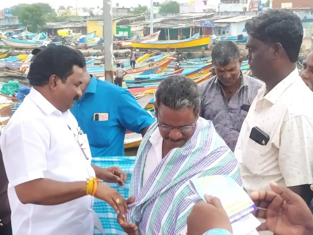 24-11-2025 அன்று காசிமேடு கடற்கரையில்  நடைபெற்ற உலக மீனவர் தினம் மற்றும் வடகிழக்கு பருவமழை முன்னிட்டு நலத்திட்ட உதவிகள் வழங்கும் நிகழ்ச்சியில் சிறப்பு அழைப்பாளராக கலந்து கொண்டு நலத்திட்ட உதவிகளை வழங்கிய போது.