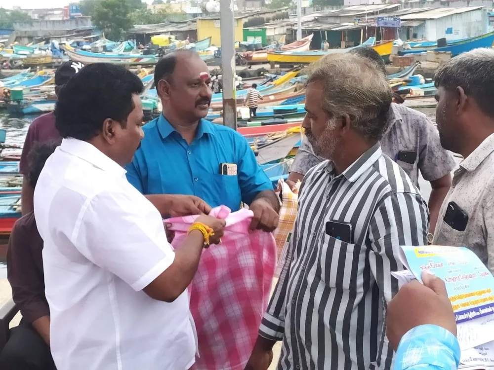 24-11-2025 அன்று காசிமேடு கடற்கரையில்  நடைபெற்ற உலக மீனவர் தினம் மற்றும் வடகிழக்கு பருவமழை முன்னிட்டு நலத்திட்ட உதவிகள் வழங்கும் நிகழ்ச்சியில் சிறப்பு அழைப்பாளராக கலந்து கொண்டு நலத்திட்ட உதவிகளை வழங்கிய போது.