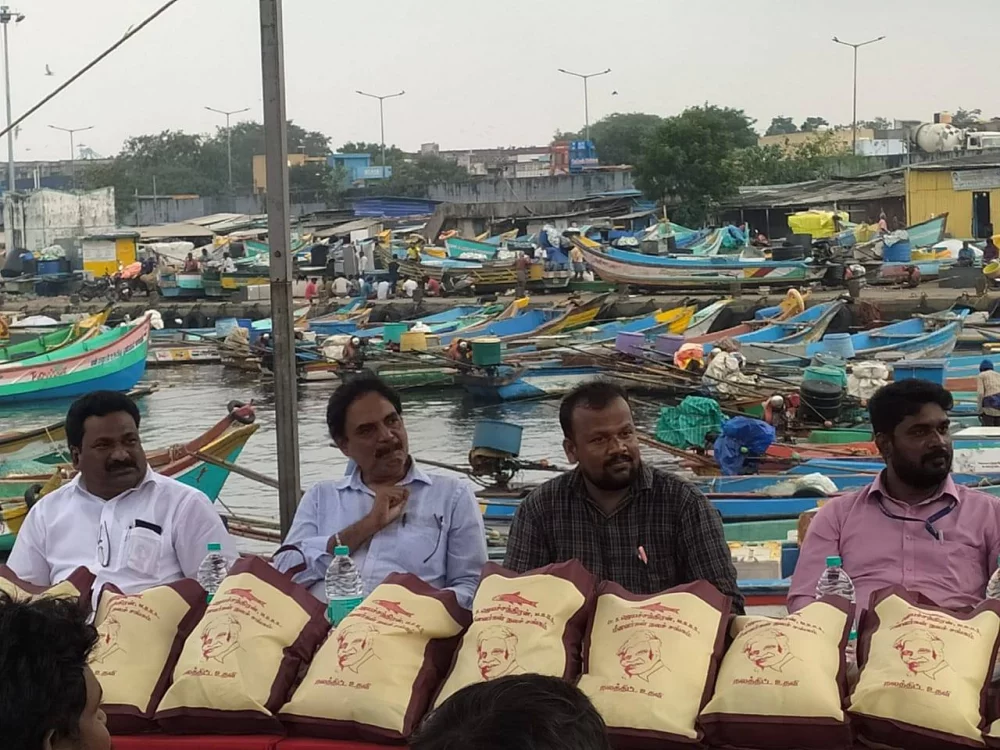 24-11-2025 அன்று காசிமேடு கடற்கரையில்  நடைபெற்ற உலக மீனவர் தினம் மற்றும் வடகிழக்கு பருவமழை முன்னிட்டு நலத்திட்ட உதவிகள் வழங்கும் நிகழ்ச்சியில் சிறப்பு அழைப்பாளராக கலந்து கொண்டு நலத்திட்ட உதவிகளை வழங்கிய போது.