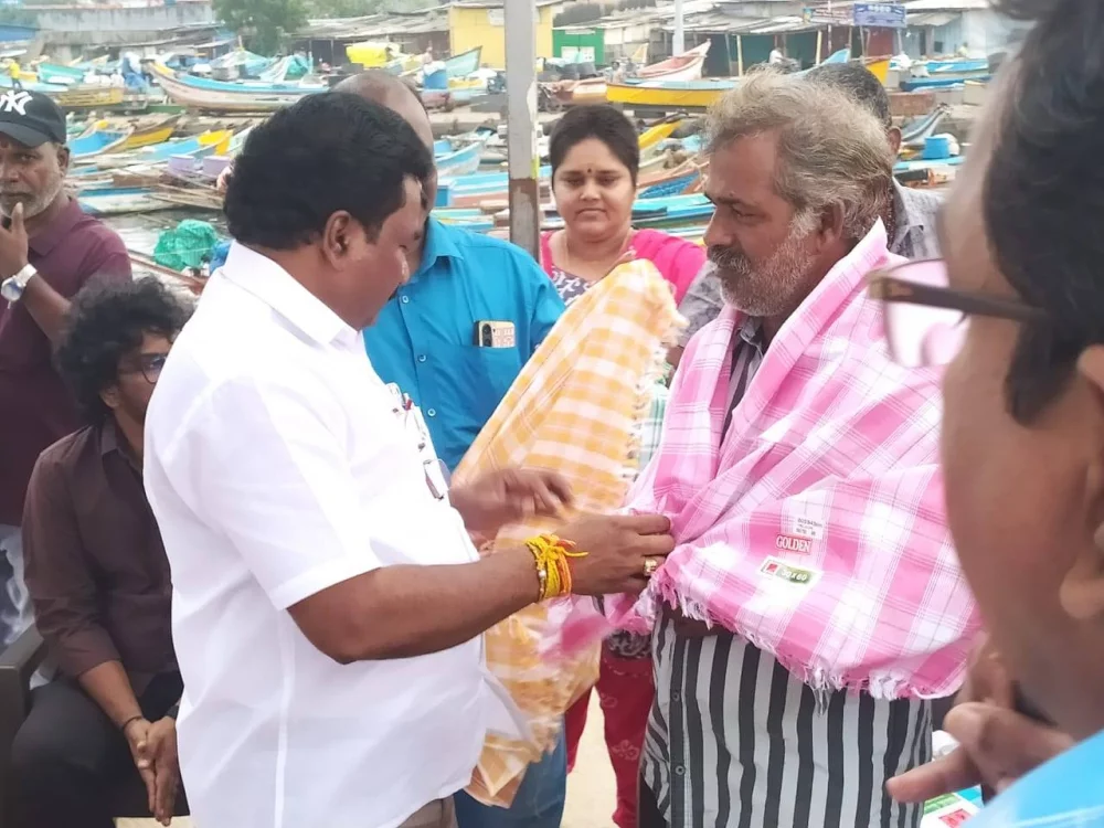 24-11-2025 அன்று காசிமேடு கடற்கரையில்  நடைபெற்ற உலக மீனவர் தினம் மற்றும் வடகிழக்கு பருவமழை முன்னிட்டு நலத்திட்ட உதவிகள் வழங்கும் நிகழ்ச்சியில் சிறப்பு அழைப்பாளராக கலந்து கொண்டு நலத்திட்ட உதவிகளை வழங்கிய போது.