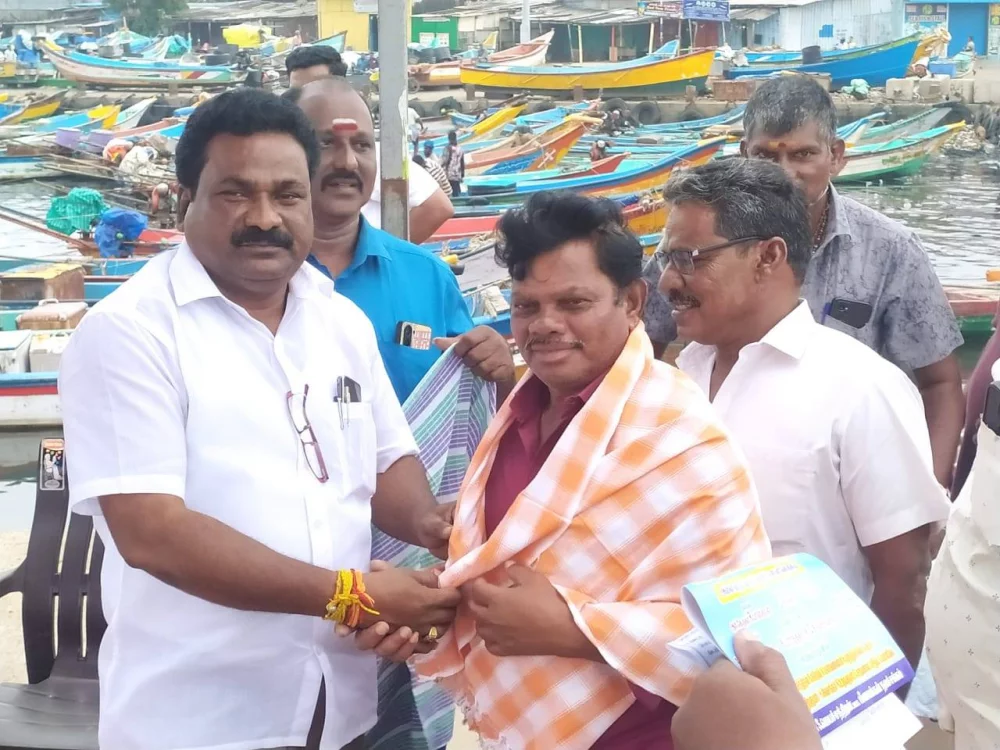 24-11-2025 அன்று காசிமேடு கடற்கரையில்  நடைபெற்ற உலக மீனவர் தினம் மற்றும் வடகிழக்கு பருவமழை முன்னிட்டு நலத்திட்ட உதவிகள் வழங்கும் நிகழ்ச்சியில் சிறப்பு அழைப்பாளராக கலந்து கொண்டு நலத்திட்ட உதவிகளை வழங்கிய போது.