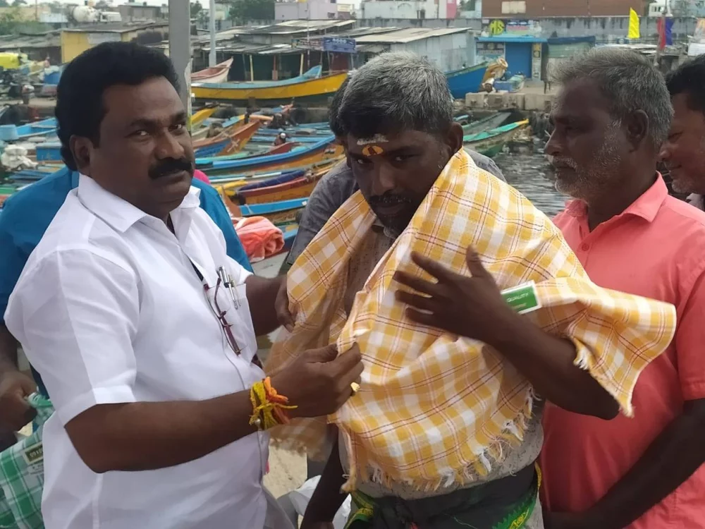 24-11-2025 அன்று காசிமேடு கடற்கரையில்  நடைபெற்ற உலக மீனவர் தினம் மற்றும் வடகிழக்கு பருவமழை முன்னிட்டு நலத்திட்ட உதவிகள் வழங்கும் நிகழ்ச்சியில் சிறப்பு அழைப்பாளராக கலந்து கொண்டு நலத்திட்ட உதவிகளை வழங்கிய போது.