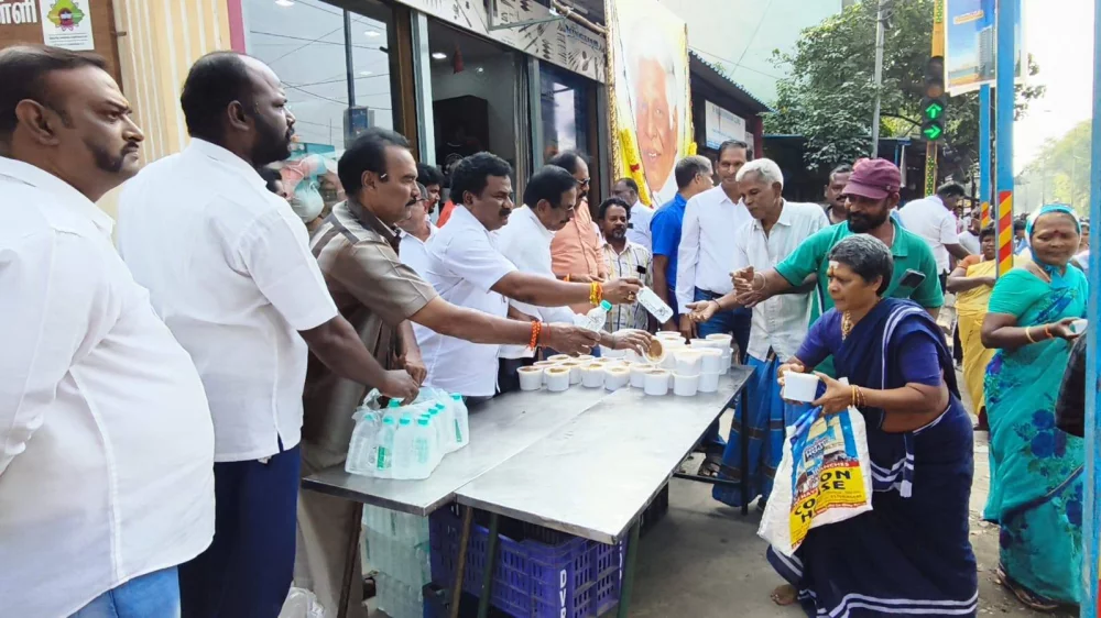 என்றும் மக்கள் மருத்துவர் என்றும் அன்போடு அழைக்கப்பட்ட மறைந்தும் மறையாமலும் எங்கள் நினைவில் வாழும் ஐந்து ரூபாய் டாக்டர் எஸ்.ஜெயச்சந்திரன் அவர்களின் 7 ஆம் ஆண்டு நினைவஞ்சலி.