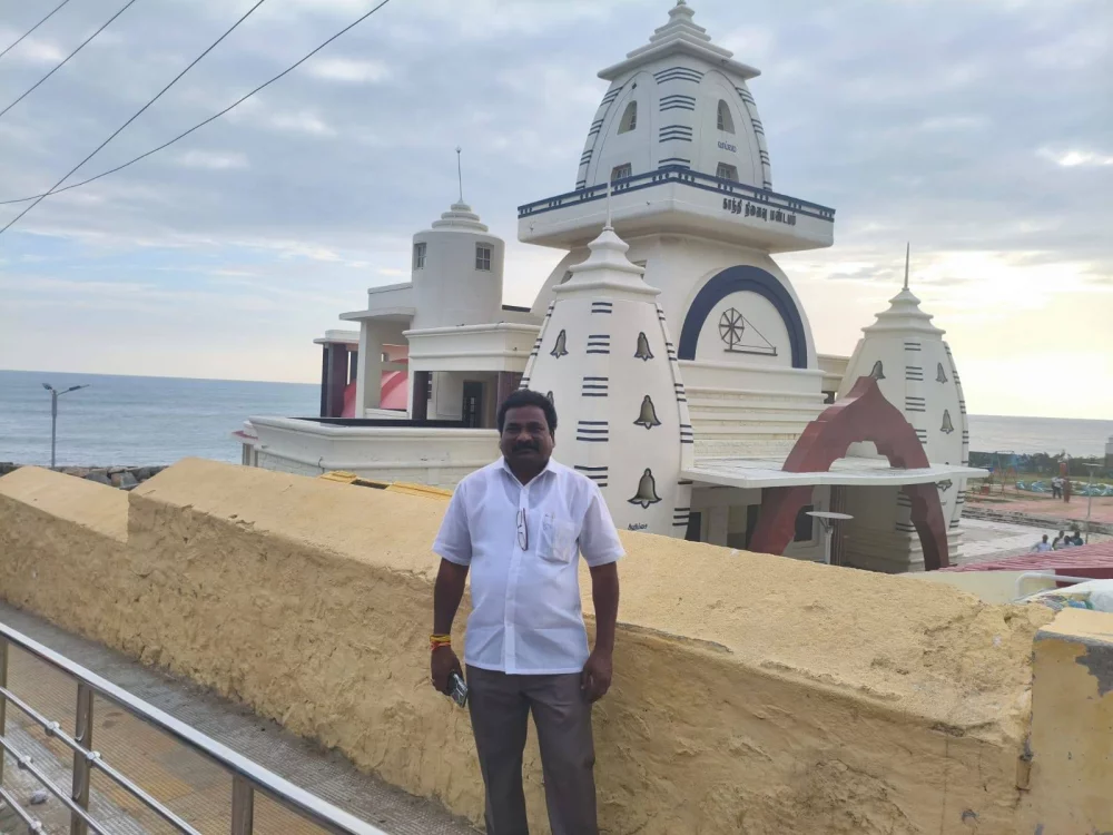 17-12-2025 இன்று கன்னியாகுமரியில் மாவீரன் வருணகுலத்தான் அவர்களின்  திரு உருவப்படம் வரையும் ஓவியரையும் ஓவியத்தையும் பார்வையிட வந்தபோது.