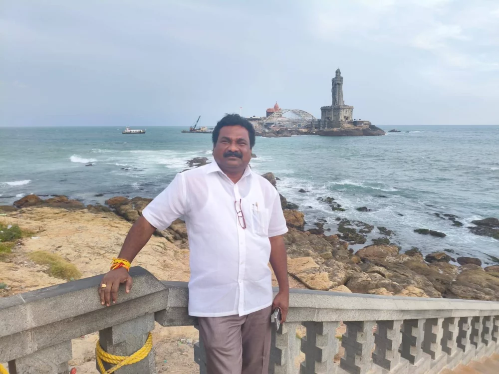 17-12-2025 இன்று கன்னியாகுமரியில் மாவீரன் வருணகுலத்தான் அவர்களின்  திரு உருவப்படம் வரையும் ஓவியரையும் ஓவியத்தையும் பார்வையிட வந்தபோது.