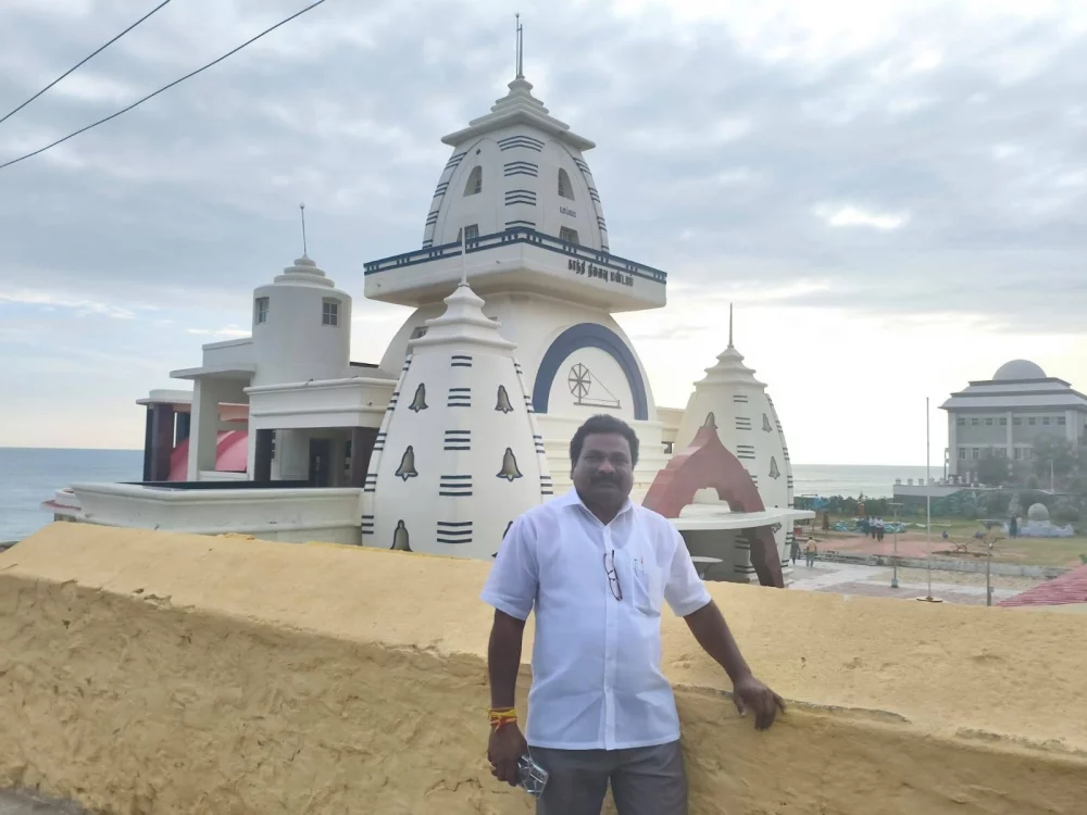 17-12-2025 இன்று கன்னியாகுமரியில் மாவீரன் வருணகுலத்தான் அவர்களின்  திரு உருவப்படம் வரையும் ஓவியரையும் ஓவியத்தையும் பார்வையிட வந்தபோது.