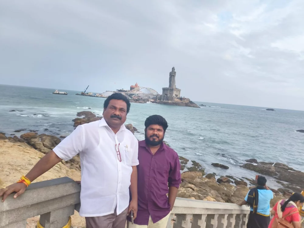 17-12-2025 இன்று கன்னியாகுமரியில் மாவீரன் வருணகுலத்தான் அவர்களின்  திரு உருவப்படம் வரையும் ஓவியரையும் ஓவியத்தையும் பார்வையிட வந்தபோது.