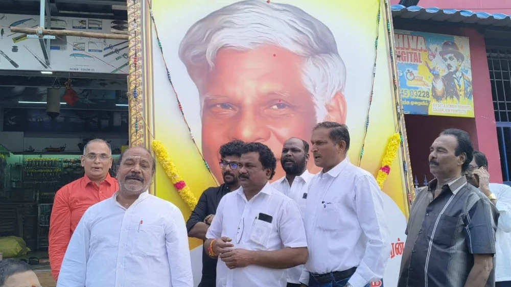 என்றும் மக்கள் மருத்துவர் என்றும் அன்போடு அழைக்கப்பட்ட மறைந்தும் மறையாமலும் எங்கள் நினைவில் வாழும் ஐந்து ரூபாய் டாக்டர் எஸ்.ஜெயச்சந்திரன் அவர்களின் 7 ஆம் ஆண்டு நினைவஞ்சலி.